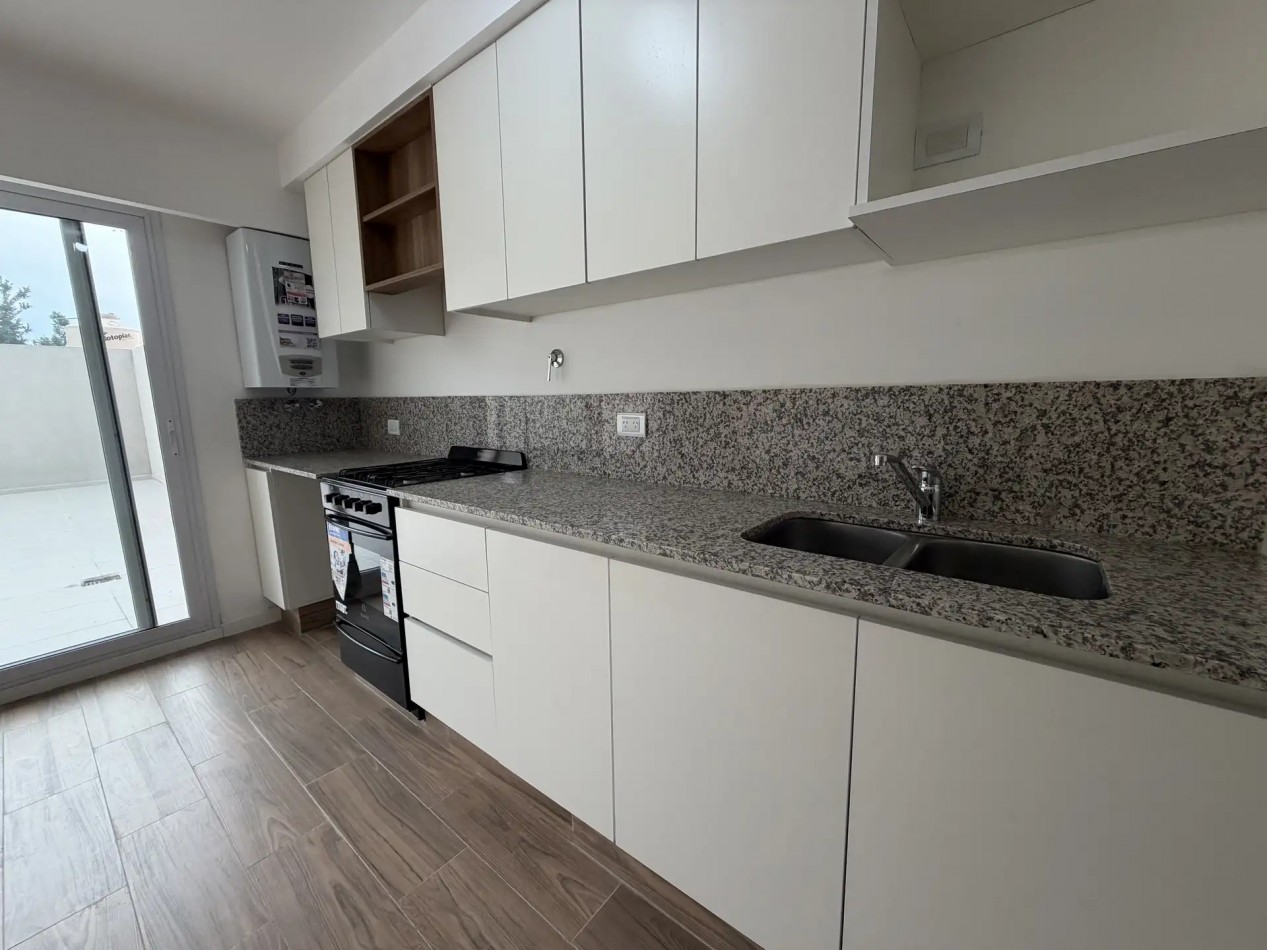 Unico Departamento 2 Amb. A Estrenar de mas de 90m2 y Dos Patios! Frente A Plaza