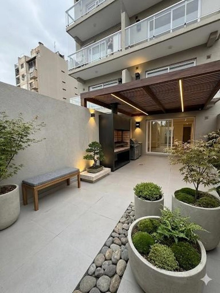 Unico Departamento 2 Amb. A Estrenar de mas de 90m2 y Dos Patios! Frente A Plaza