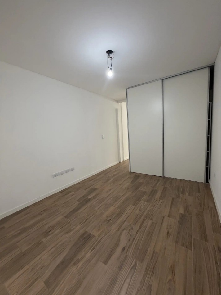 Unico Departamento 2 Amb. A Estrenar de mas de 90m2 y Dos Patios! Frente A Plaza