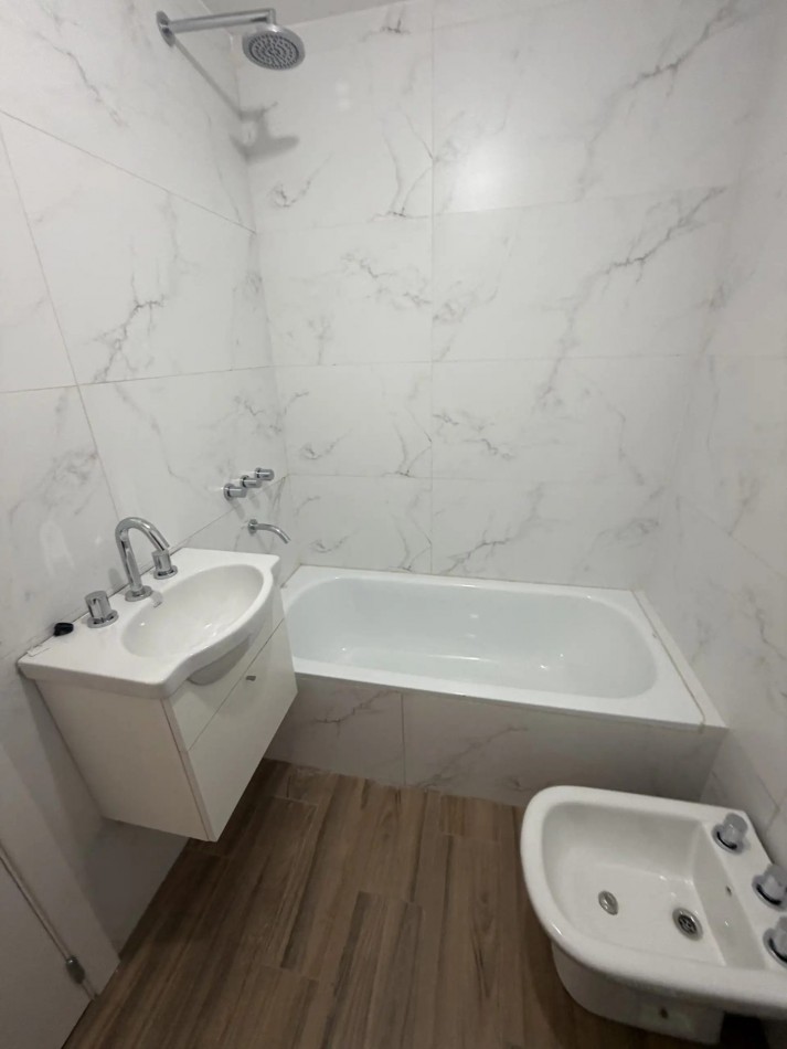 Unico Departamento 2 Amb. A Estrenar de mas de 90m2 y Dos Patios! Frente A Plaza