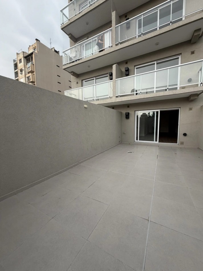 Unico Departamento 2 Amb. A Estrenar de mas de 90m2 y Dos Patios! Frente A Plaza