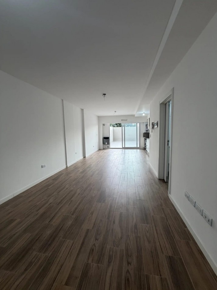 Unico Departamento 2 Amb. A Estrenar de mas de 90m2 y Dos Patios! Frente A Plaza