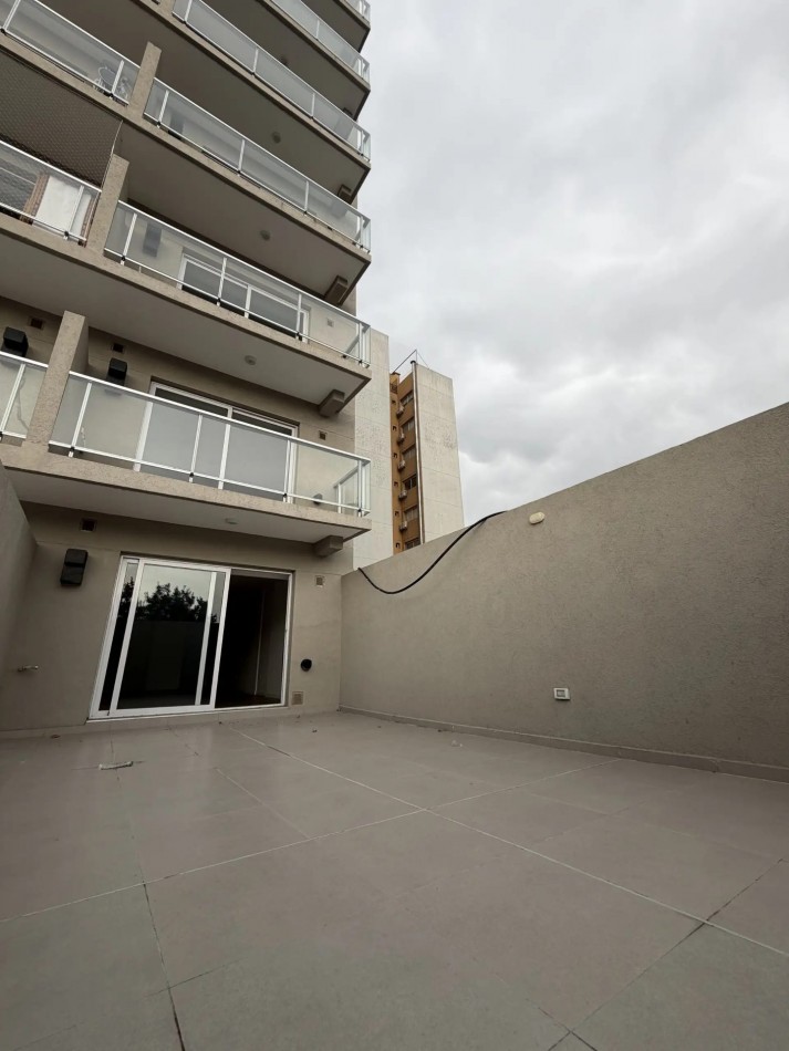 Unico Departamento 2 Amb. A Estrenar de mas de 90m2 y Dos Patios! Frente A Plaza