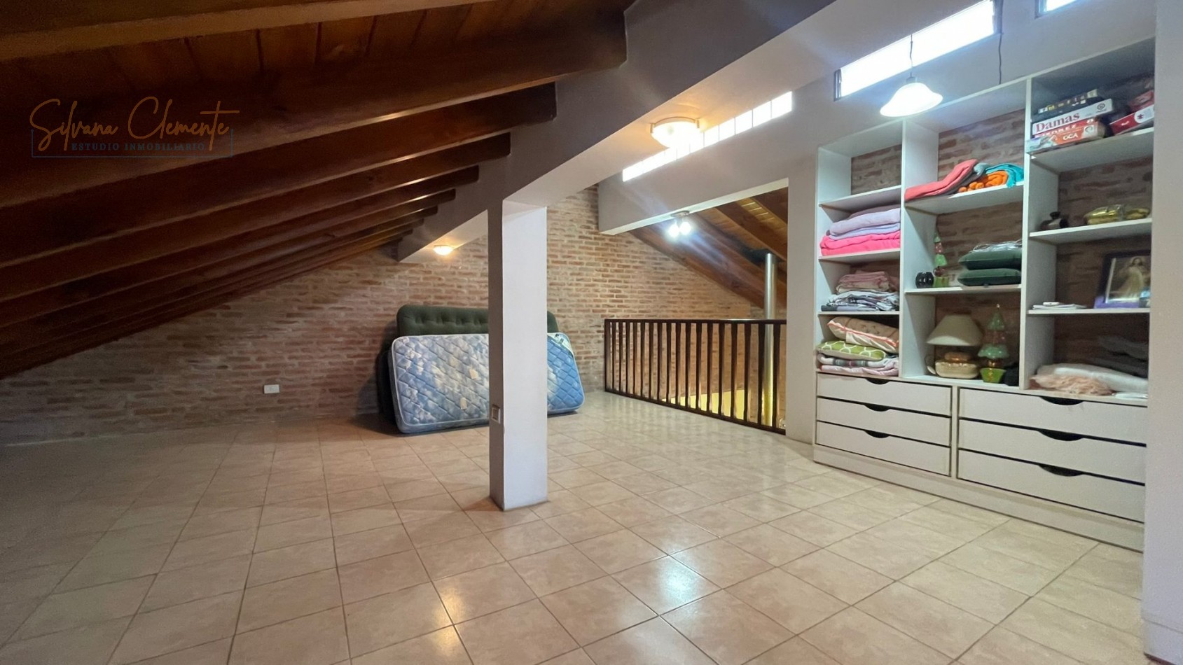 Hermosa casa 4 ambientes sobre doble lote con parque, quincho y parrilla