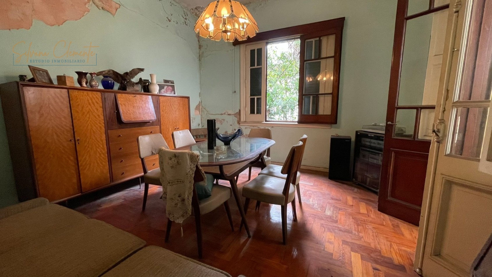 Casa Multifamiliar en Venta con Dos Viviendas, Amplio Patio y Terraza