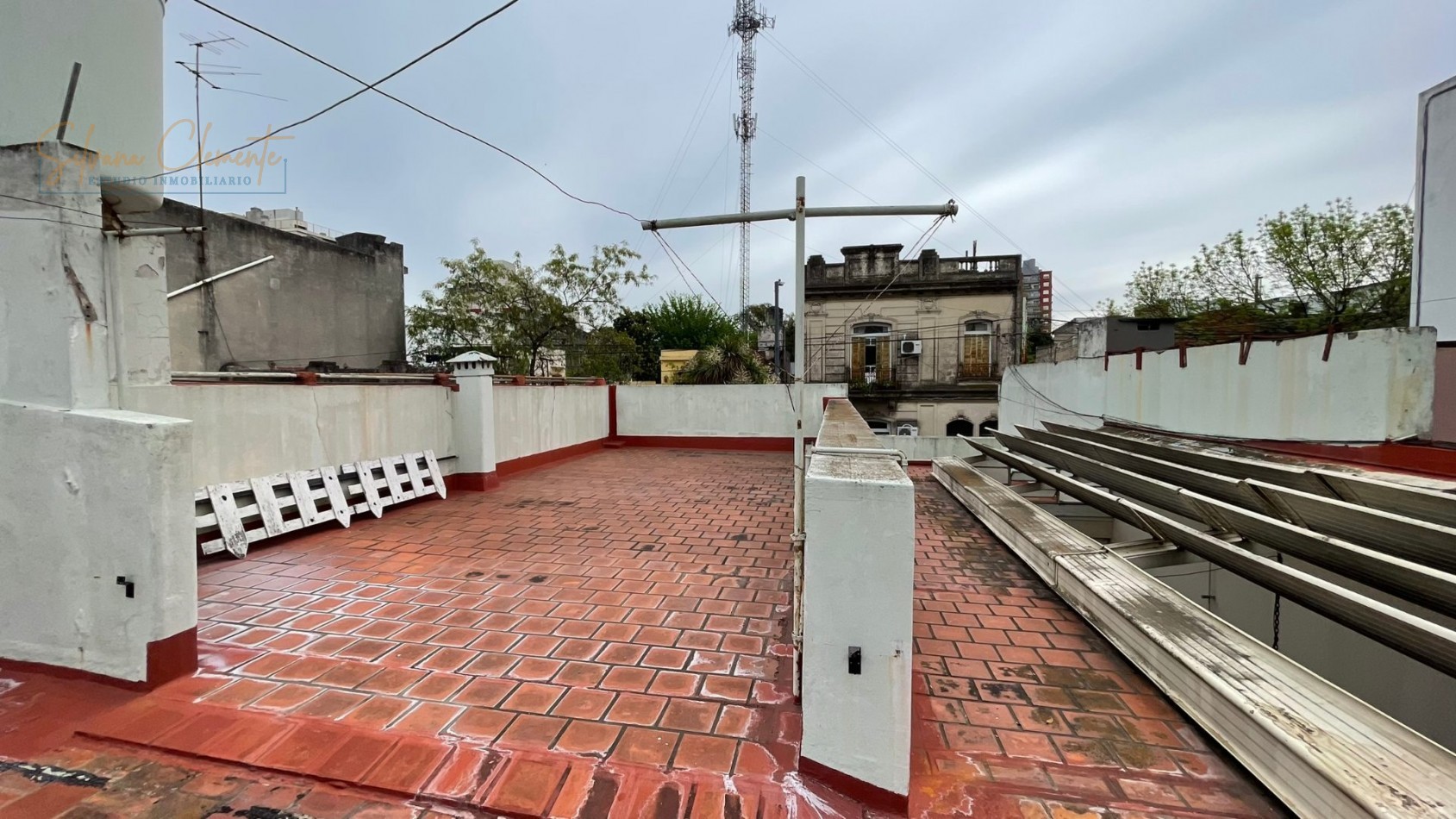 Casa Multifamiliar en Venta con Dos Viviendas, Amplio Patio y Terraza