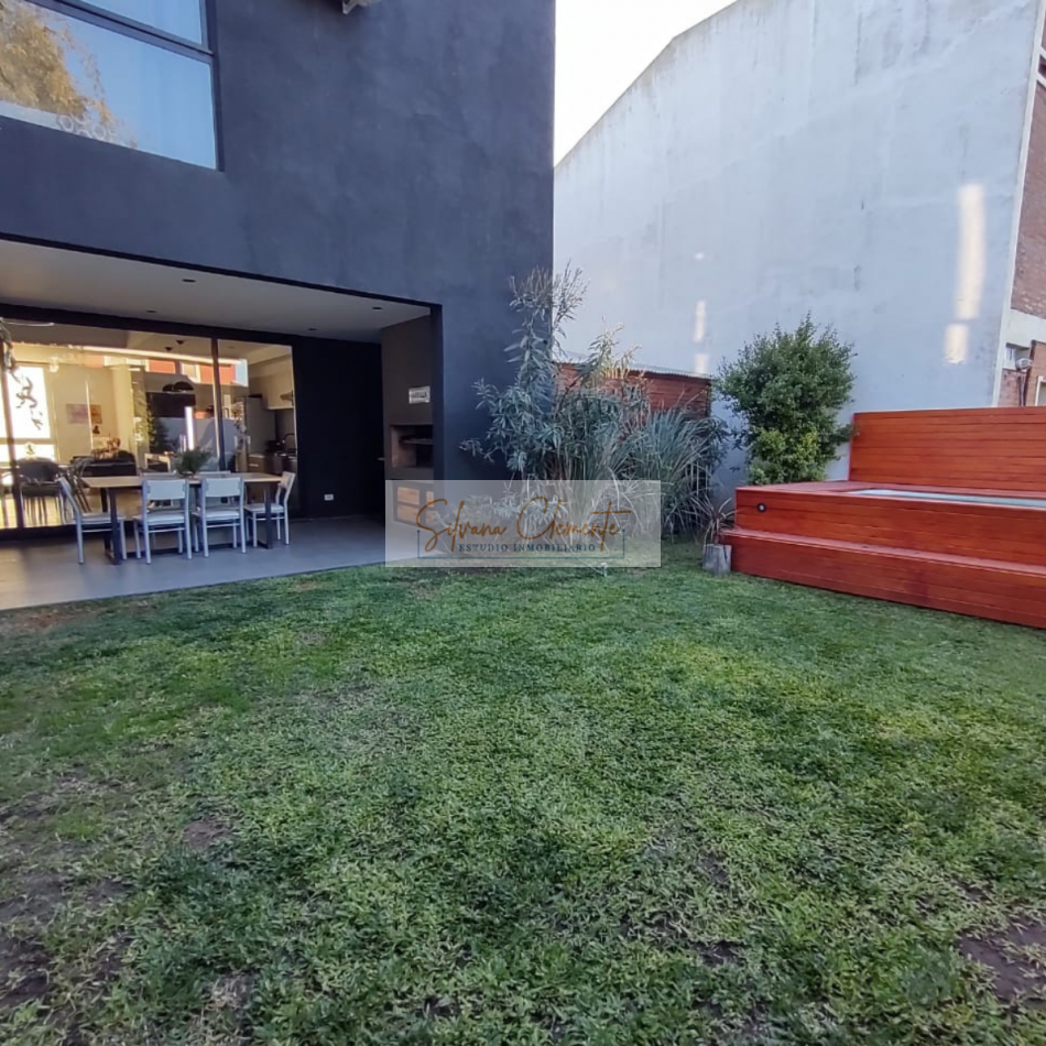 Hermosa casa 3 ambientes en dos plantas con parque parrilla y jacuzzi en Barrio Cerrado Escobar