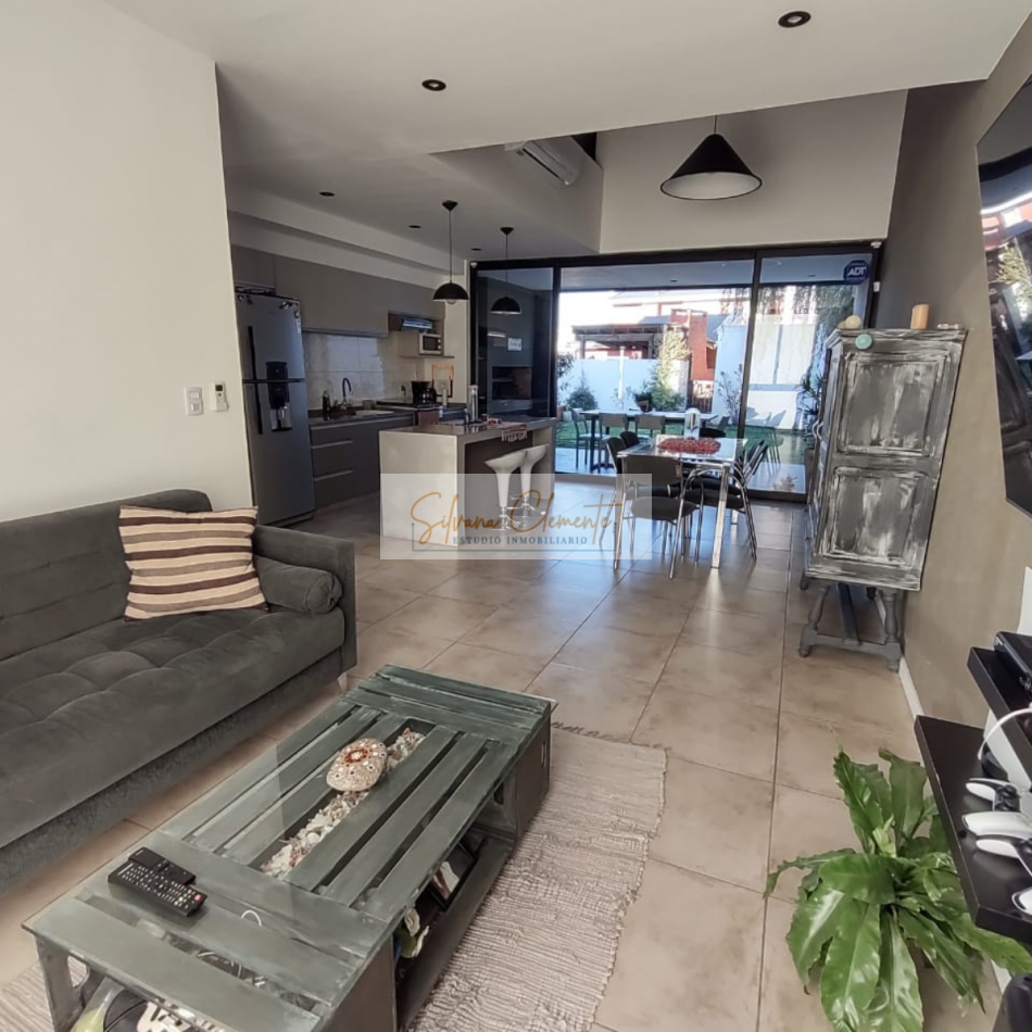 Hermosa casa 3 ambientes en dos plantas con parque parrilla y jacuzzi en Barrio Cerrado Escobar