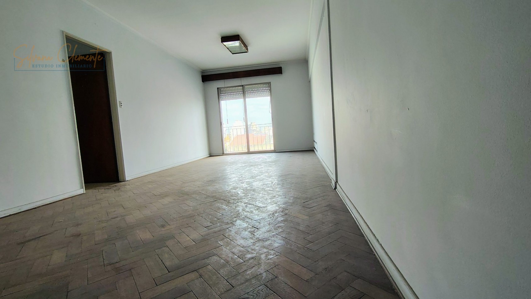 Amplio departamento 4 ambientes con dependencia, balcon corrido y vista abierta en Floresta