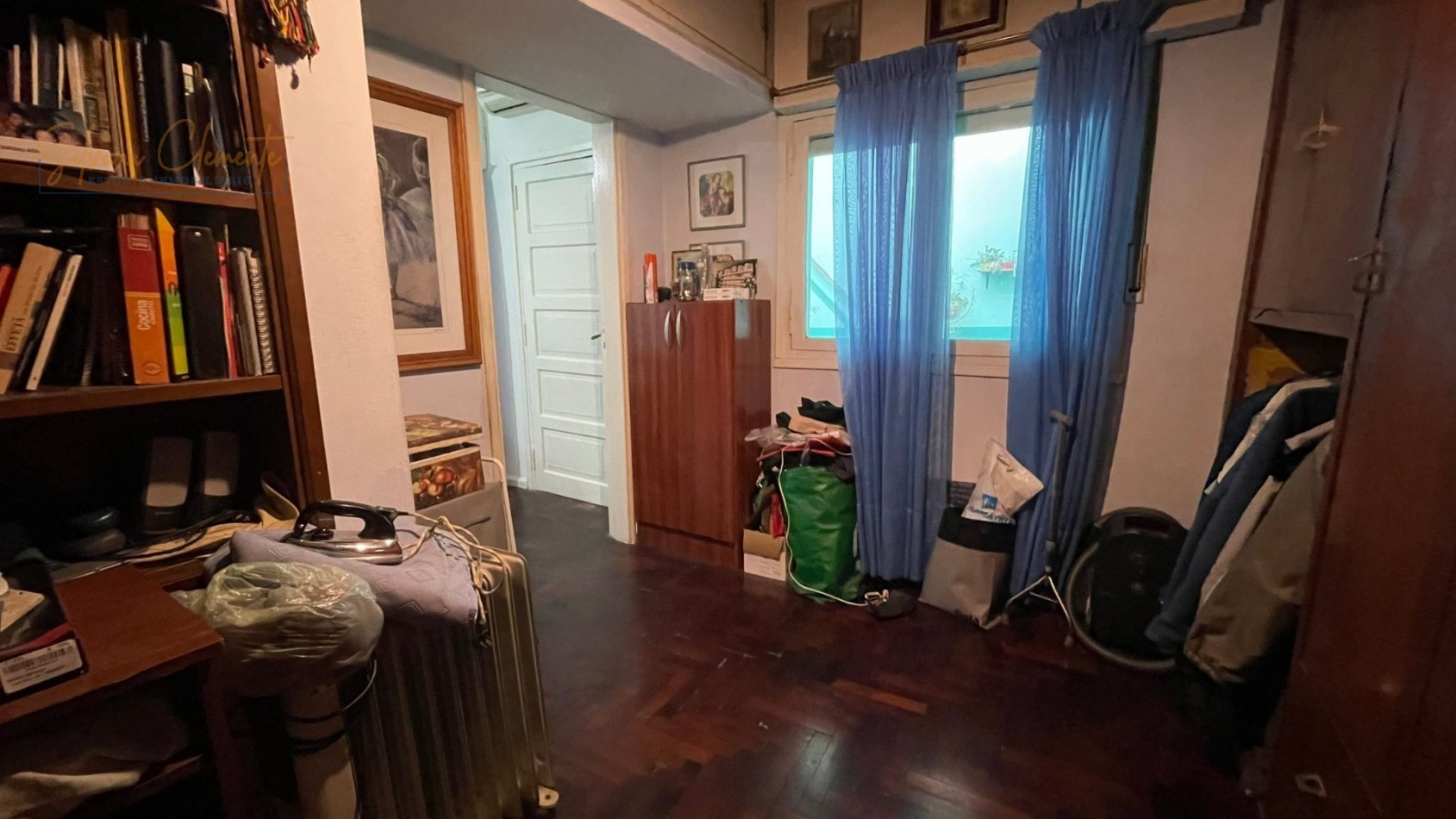 Casa Multifamiliar en Venta con Dos Viviendas, Amplio Patio y Terraza