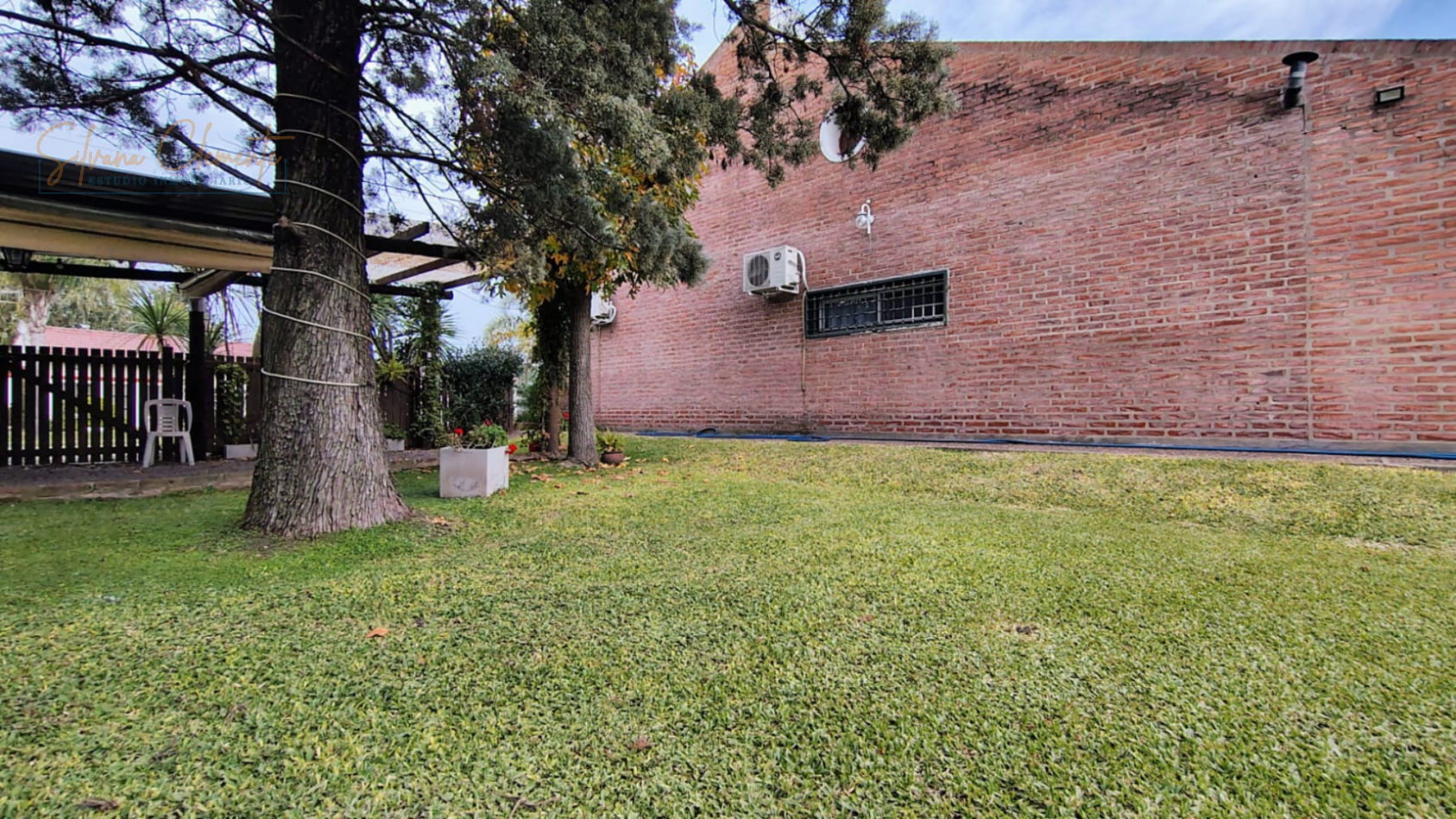 Hermosa casa 4 ambientes sobre doble lote con parque, quincho y parrilla