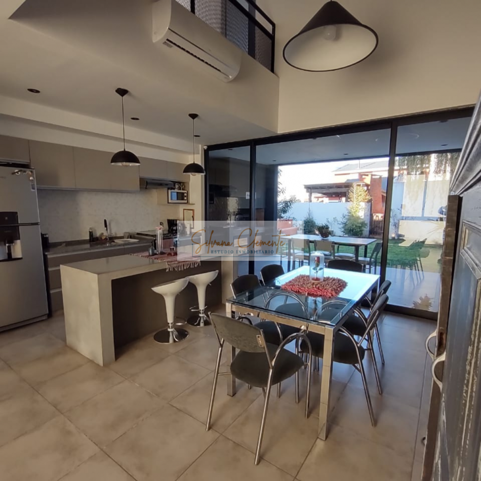 Hermosa casa 3 ambientes en dos plantas con parque parrilla y jacuzzi en Barrio Cerrado Escobar