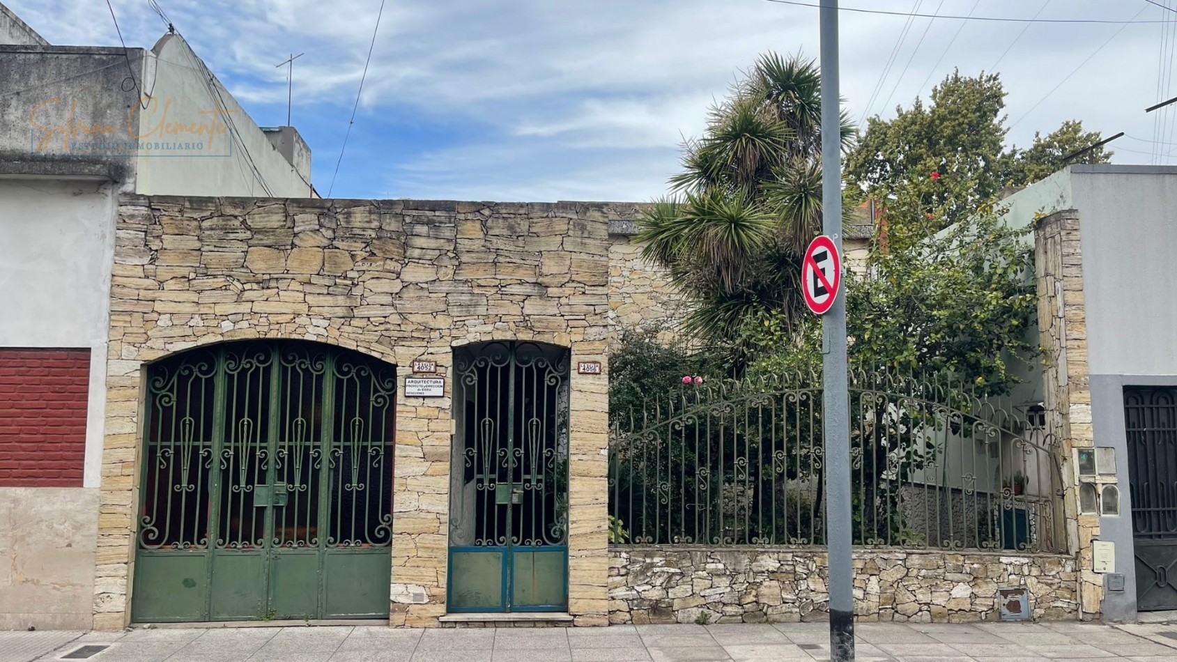 Casa Multifamiliar en Venta con Dos Viviendas, Amplio Patio y Terraza