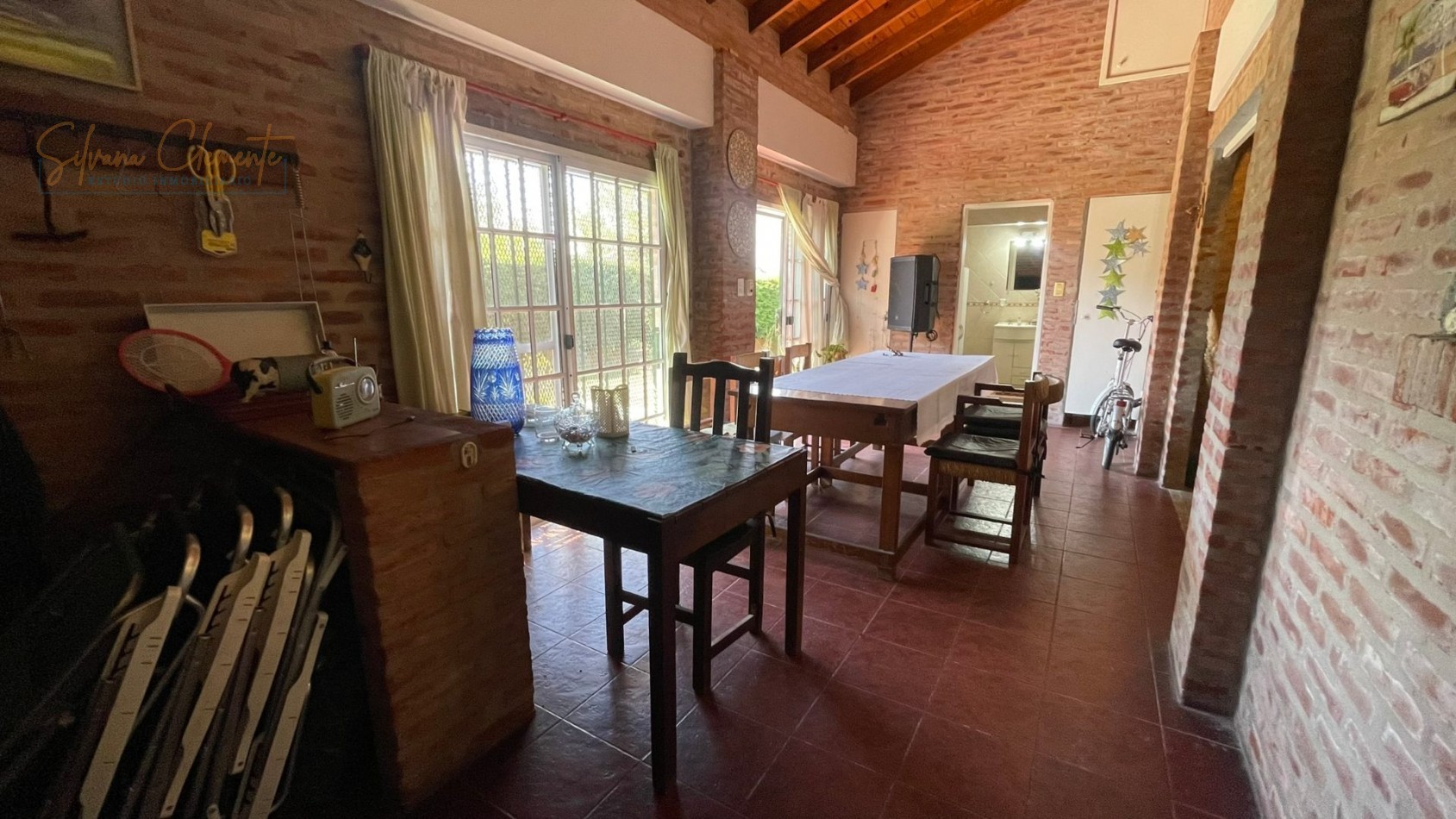 Hermosa casa 4 ambientes sobre doble lote con parque, quincho y parrilla