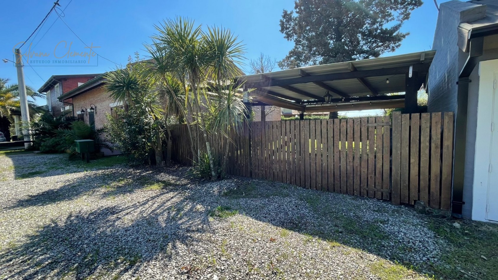 Hermosa casa 4 ambientes sobre doble lote con parque, quincho y parrilla