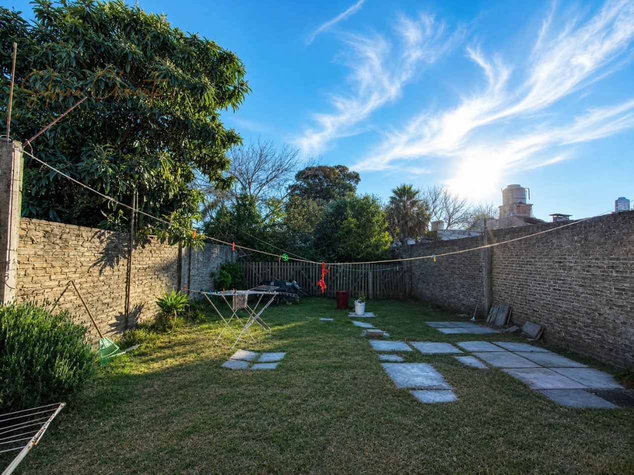 Casa en Castelar con Gran Fondo y Excelente Potencial A Modernizar