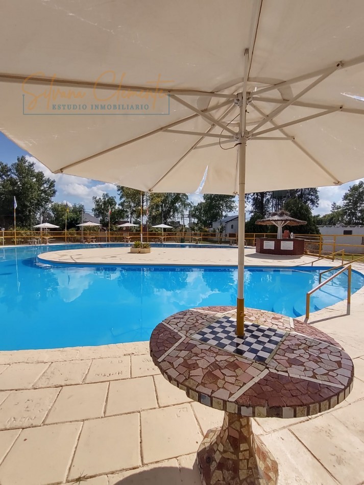 Hermosa casa 4 ambientes sobre doble lote con parque, quincho y parrilla