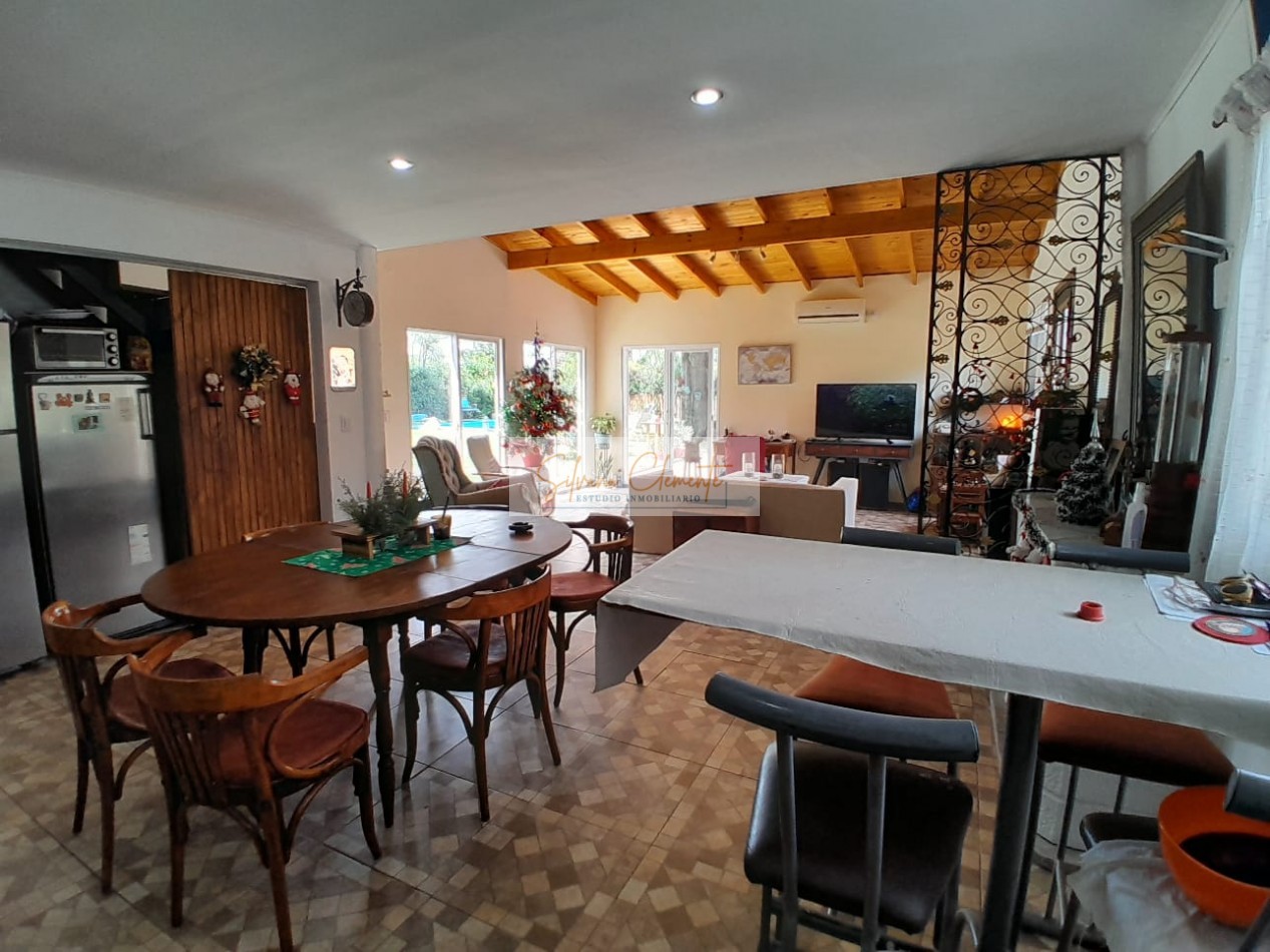 Divina casa 2 lotes, 3 ambientes con hermoso parque y pileta en Country Weekend Escobar