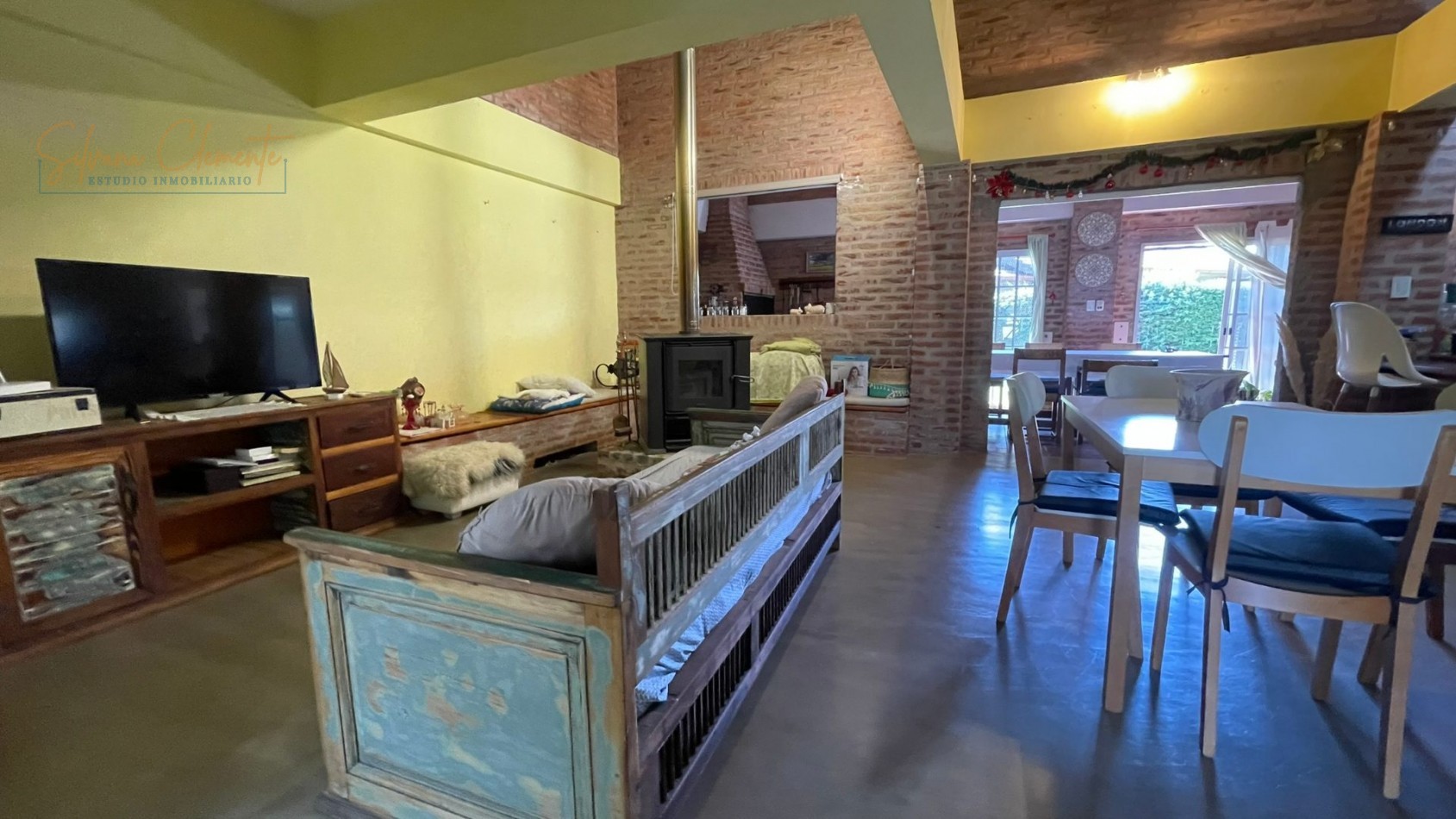 Hermosa casa 4 ambientes sobre doble lote con parque, quincho y parrilla