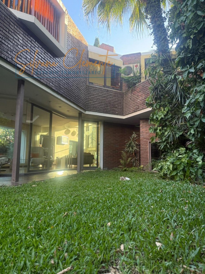 Casa 5 ambientes en Villa Devoto - Lote propio a dos calles
