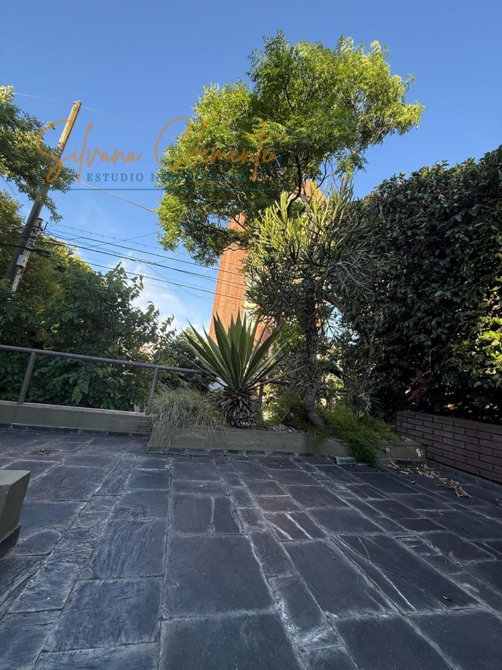Casa 5 ambientes en Villa Devoto - Lote propio a dos calles