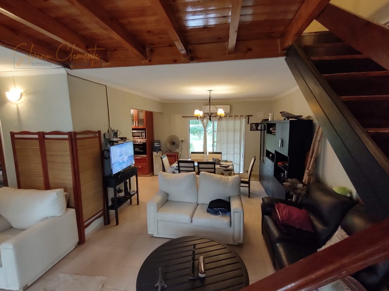 ¡Hermosa casa de dos plantas con garage y parrilla en Country Weekend!