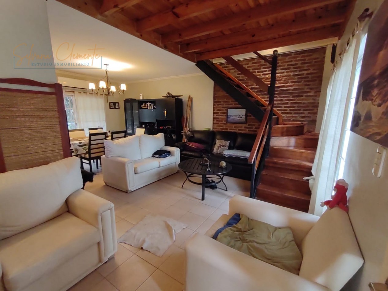 ¡Hermosa casa de dos plantas con garage y parrilla en Country Weekend!