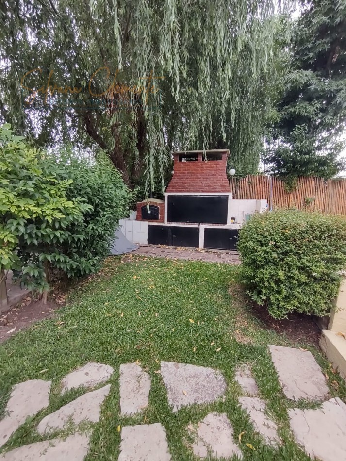 ¡Hermosa casa de dos plantas con garage y parrilla en Country Weekend!