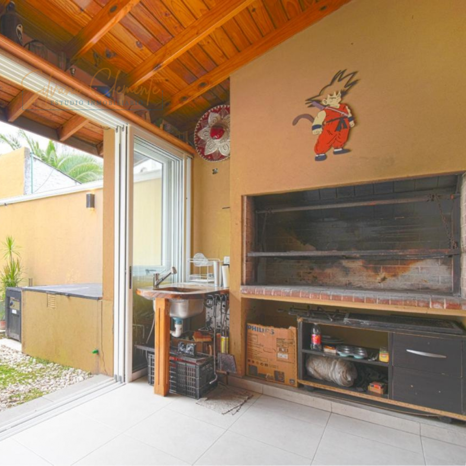 Espectacular triplex -Casa en Venta San Miguel - 5 ambientes Pileta, Quincho y Cochera