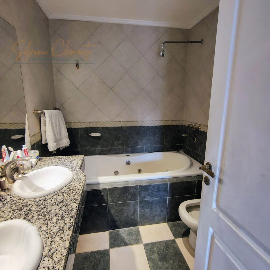 Espectacular triplex -Casa en Venta San Miguel - 5 ambientes Pileta, Quincho y Cochera
