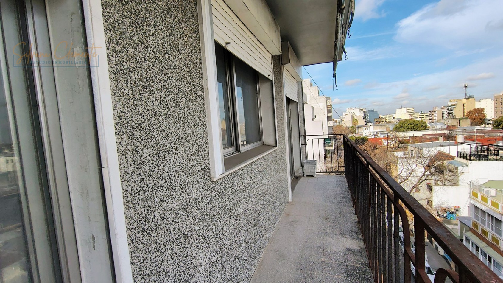 Amplio departamento 4 ambientes con dependencia, balcon corrido y vista abierta en Floresta