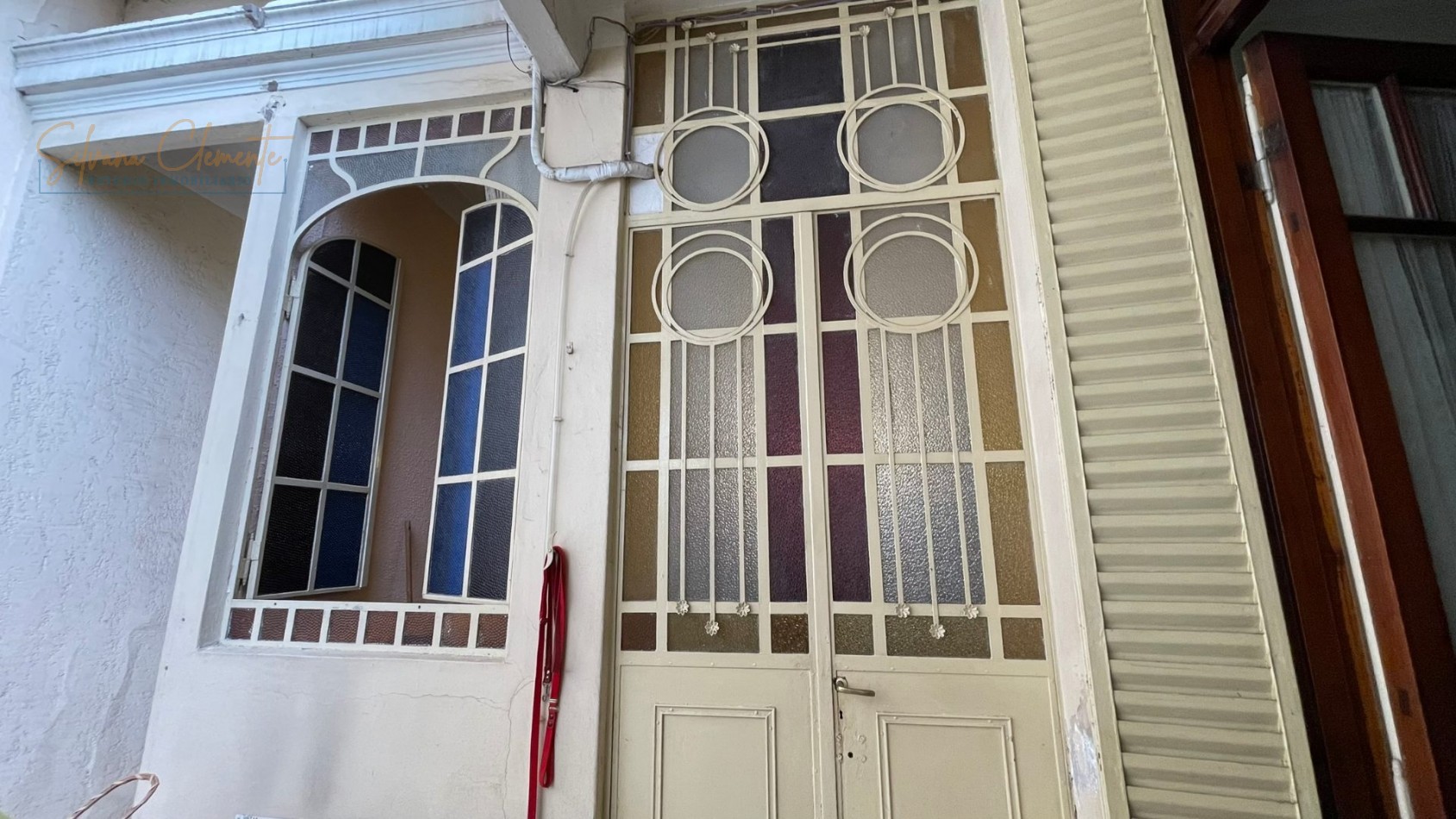 Casa Multifamiliar en Venta con Dos Viviendas, Amplio Patio y Terraza