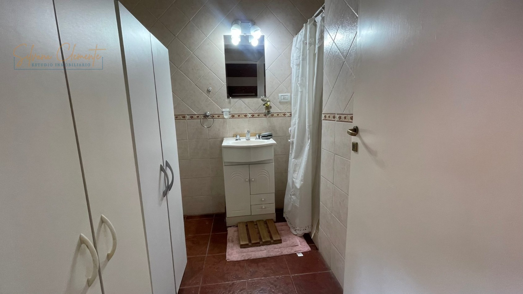 Hermosa casa 4 ambientes sobre doble lote con parque, quincho y parrilla