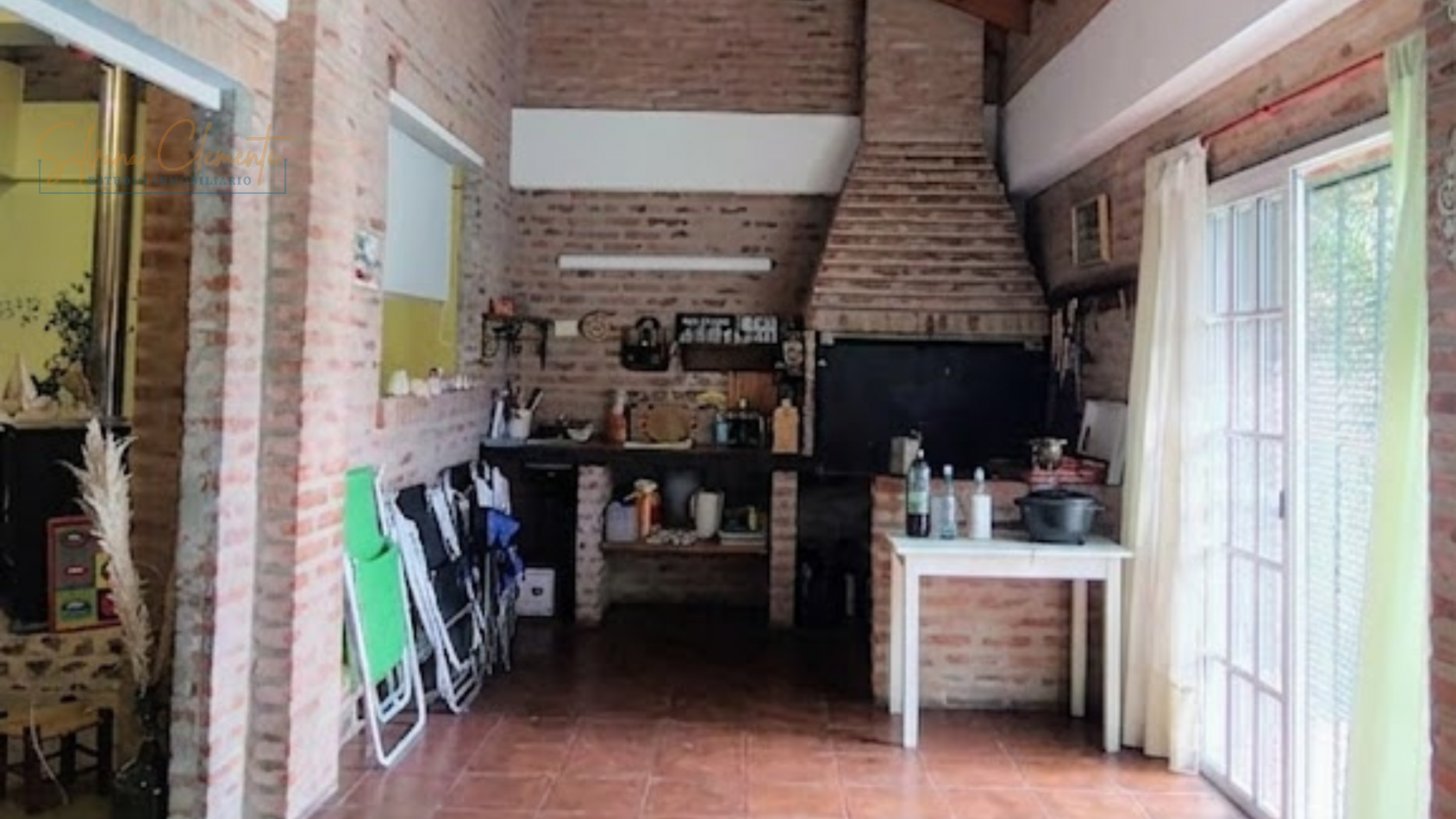 Hermosa casa 4 ambientes sobre doble lote con parque, quincho y parrilla