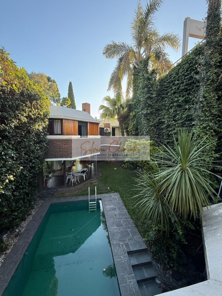 Casa 5 ambientes en Villa Devoto - Lote propio a dos calles