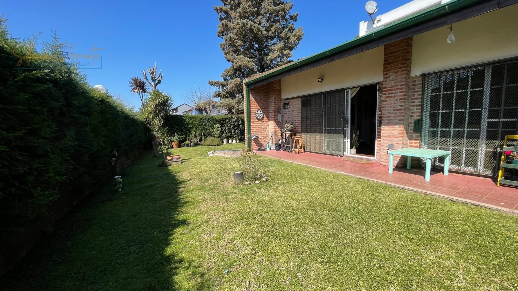 Hermosa casa 4 ambientes sobre doble lote con parque, quincho y parrilla