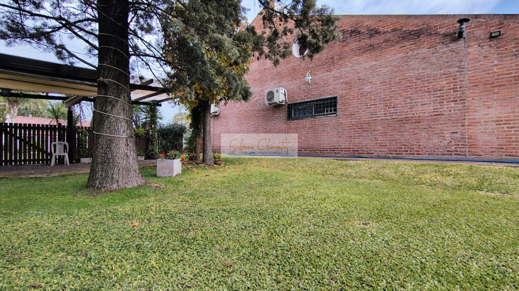 Hermosa casa 4 ambientes sobre doble lote con parque, quincho y parrilla