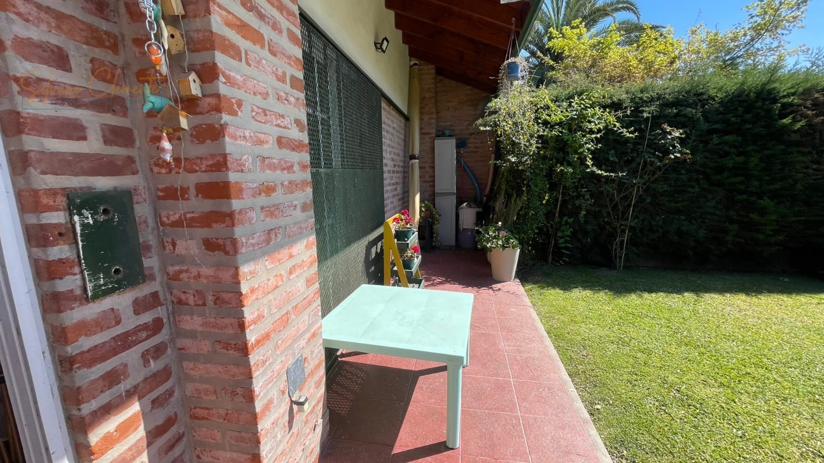 Hermosa casa 4 ambientes sobre doble lote con parque, quincho y parrilla