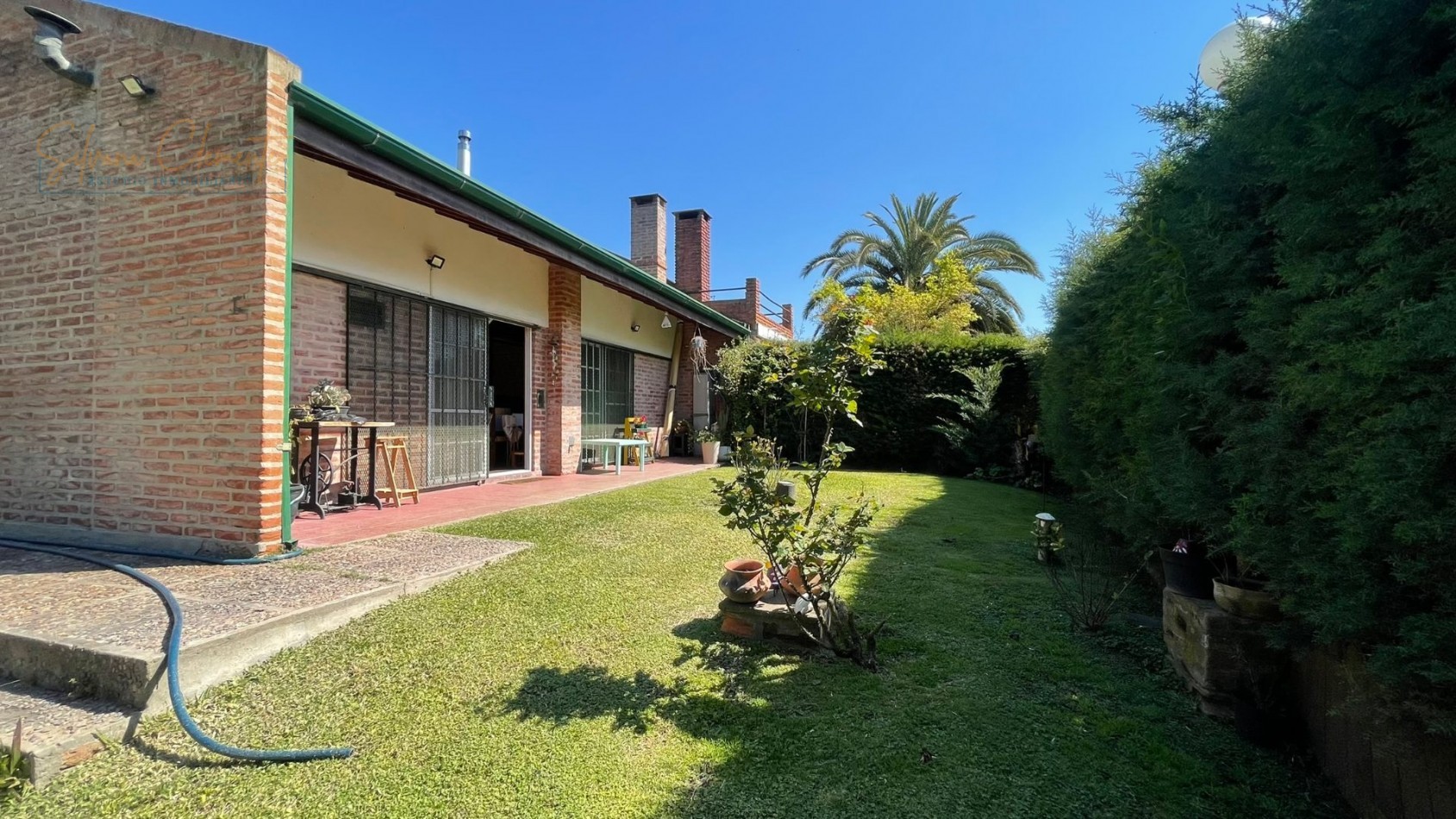 Hermosa casa 4 ambientes sobre doble lote con parque, quincho y parrilla