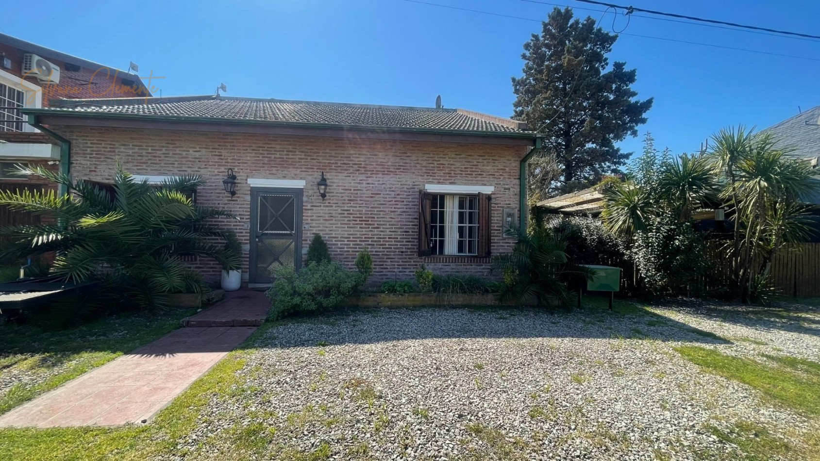 Hermosa casa 4 ambientes sobre doble lote con parque, quincho y parrilla