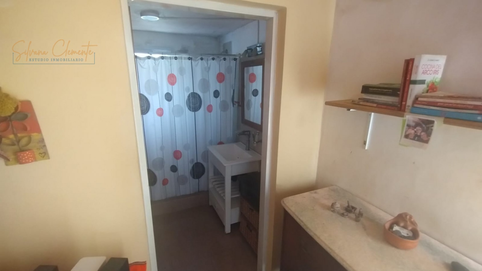 Casa en Castelar con Gran Fondo y Excelente Potencial A Modernizar