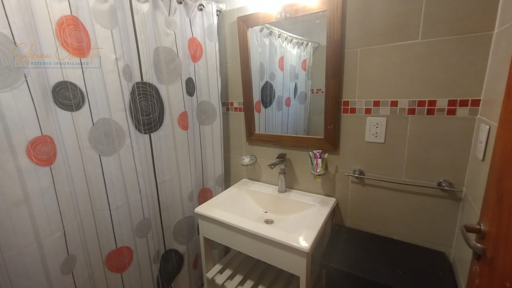 Casa en Castelar con Gran Fondo y Excelente Potencial A Modernizar
