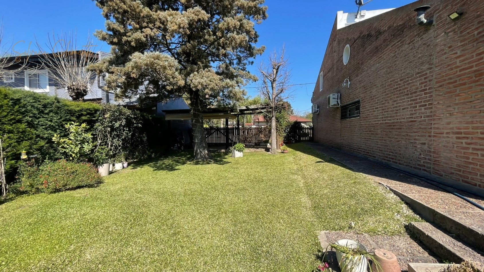 Hermosa casa 4 ambientes sobre doble lote con parque, quincho y parrilla