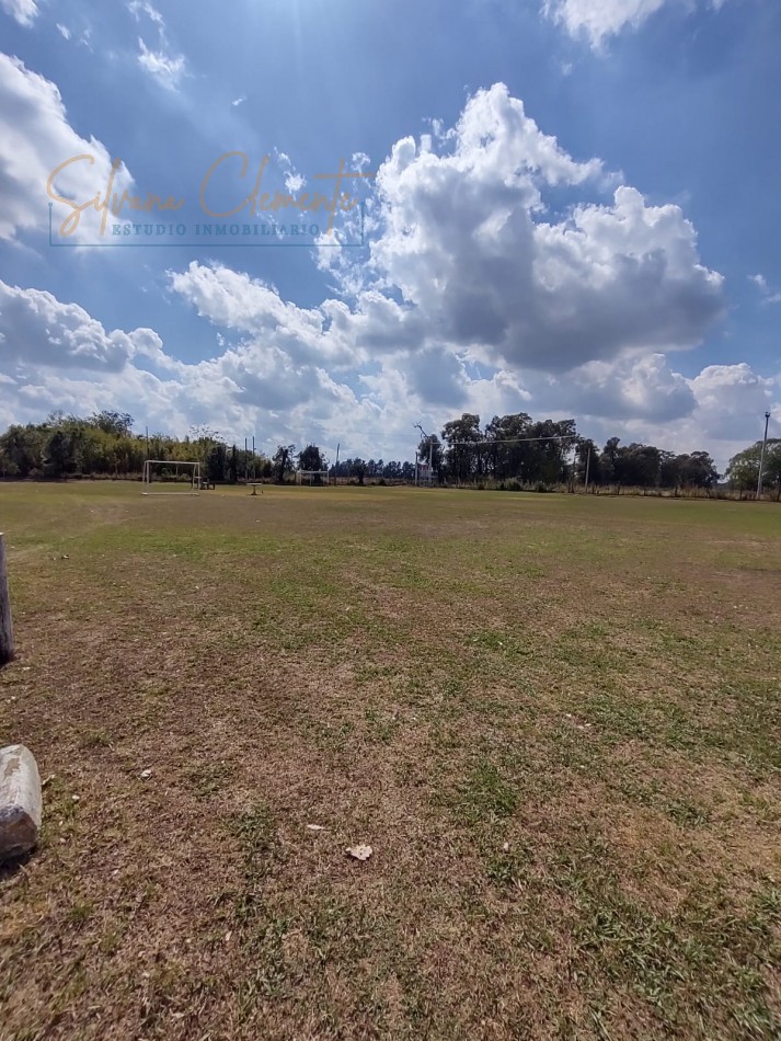 Hermosa casa 4 ambientes sobre doble lote con parque, quincho y parrilla