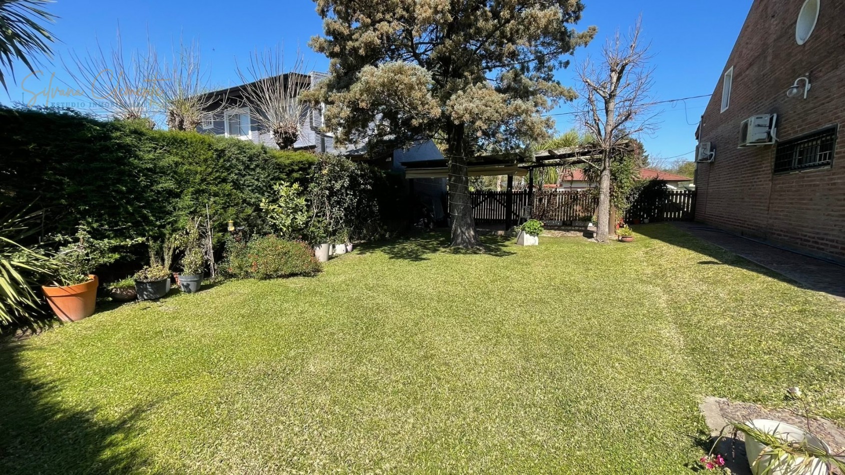 Hermosa casa 4 ambientes sobre doble lote con parque, quincho y parrilla