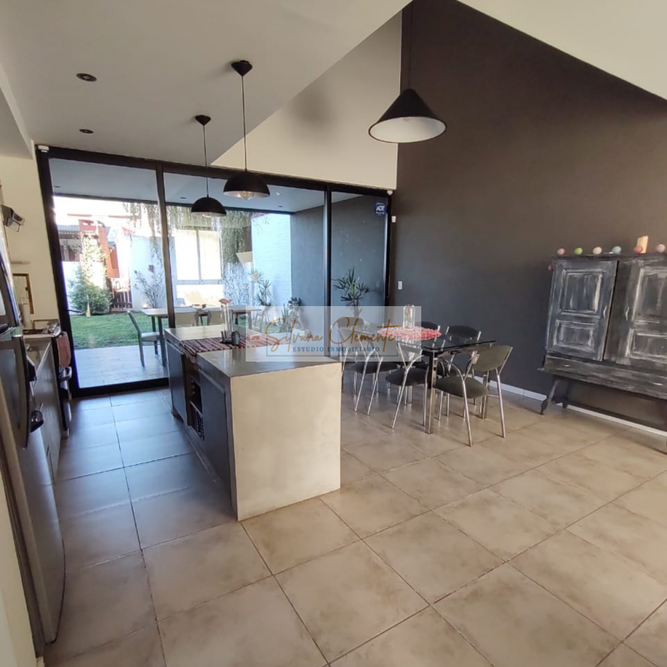 Hermosa casa 3 ambientes en dos plantas con parque parrilla y jacuzzi en Barrio Cerrado Escobar