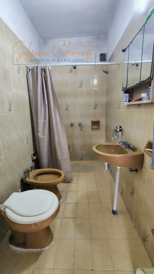 CASA EN BELLA VISTA CON DEPARTAMENTO INDEPENDIENTE, TERRAZA Y GARAJE