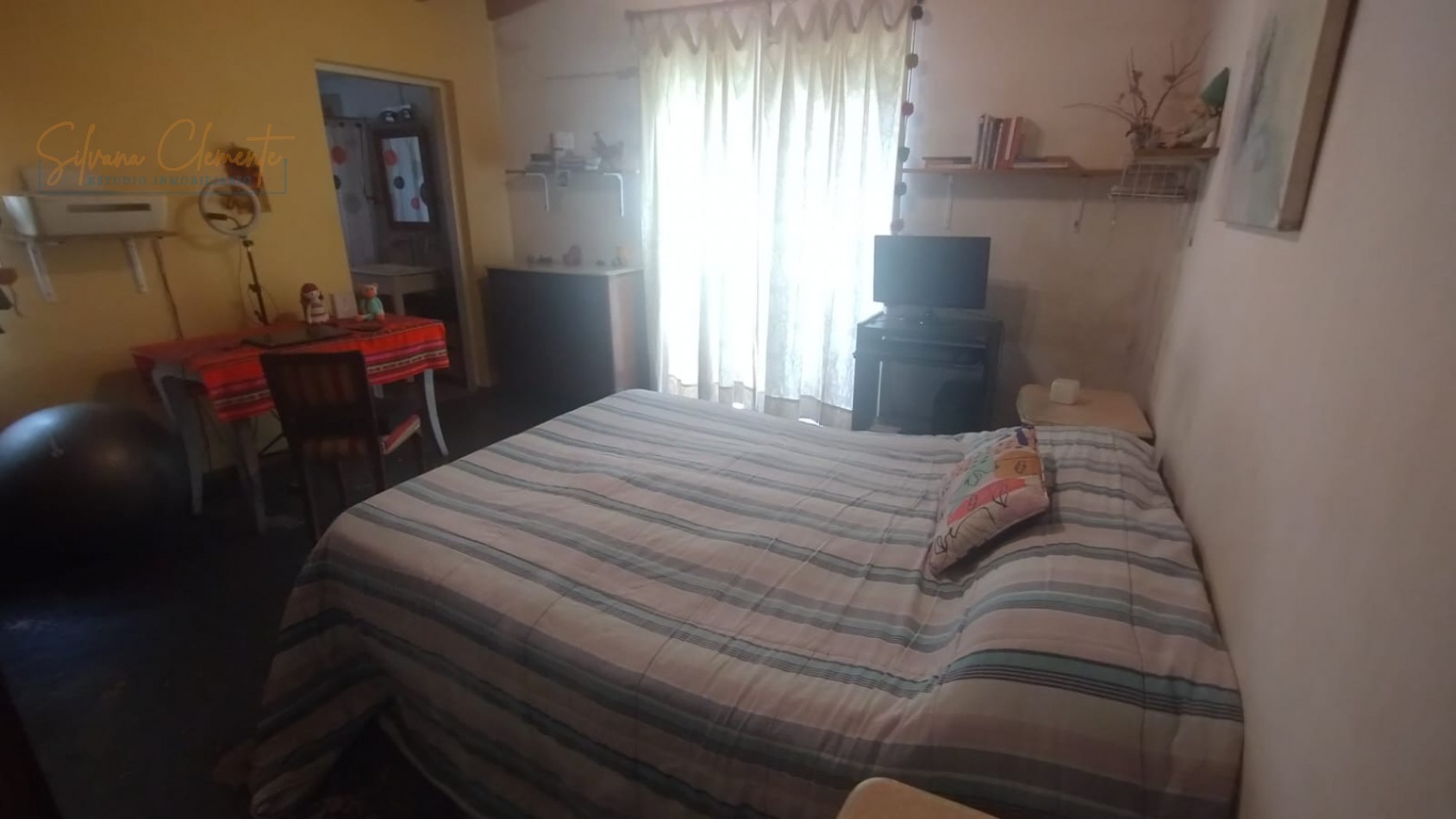 Casa en Castelar con Gran Fondo y Excelente Potencial A Modernizar