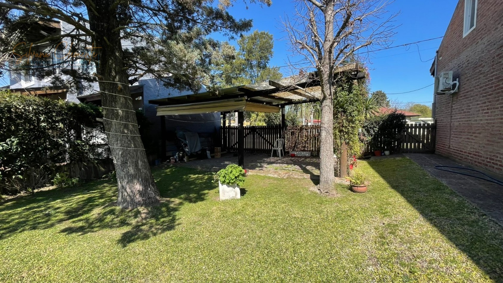 Hermosa casa 4 ambientes sobre doble lote con parque, quincho y parrilla