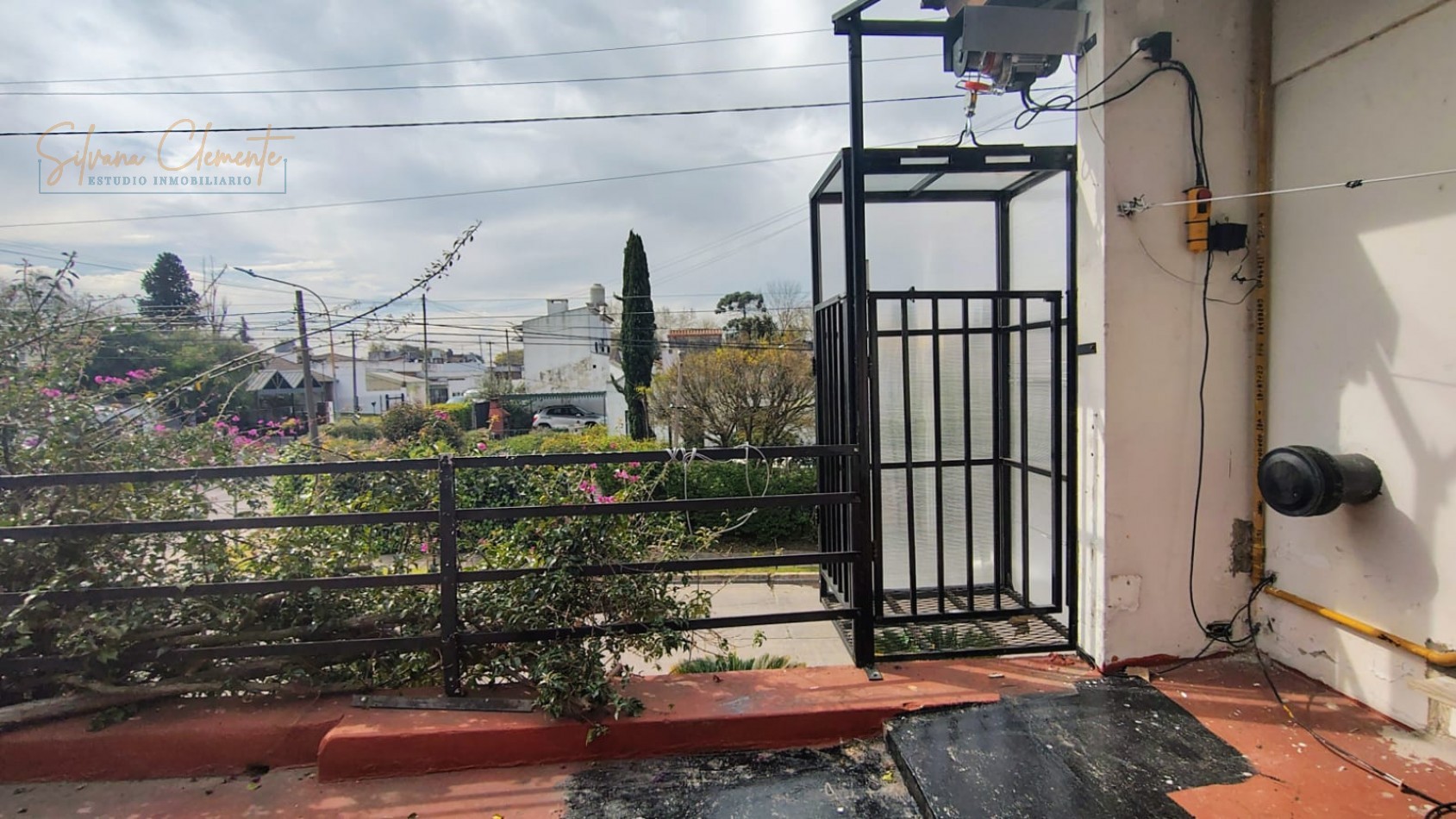 CASA EN BELLA VISTA CON DEPARTAMENTO INDEPENDIENTE, TERRAZA Y GARAJE